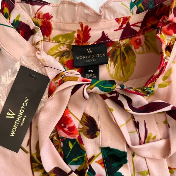 NWT Gorgeous Pink Floral Blouse - Picture 2 of 3